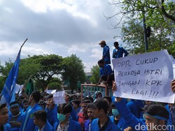 Tolak UU KPK, Massa Bawa Poster: UU-mu Lebih Kejam dari Undangan Nikah Mantan