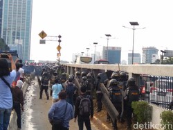Memar Kena Lempar Batu Demo Ricuh? Begini Pertolongan Pertamanya