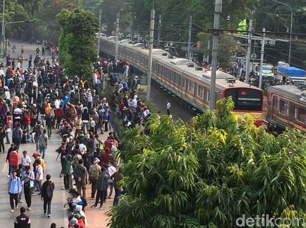 KCI Hitung Kerugian Imbas Demo Rusuh di Jakarta KCI Hitung Kerugian Imbas Demo Rusuh di Jakarta