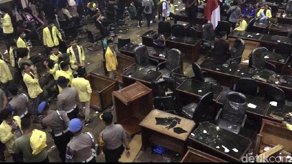 Gedung DPRD Sumbar Porak Poranda Imbas Aksi Demo Mahasiswa