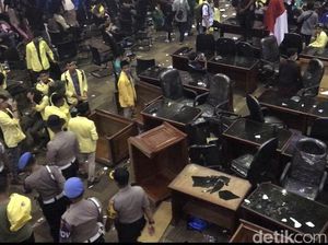 Gedung DPRD Sumbar Porak Poranda Imbas Aksi Demo Mahasiswa