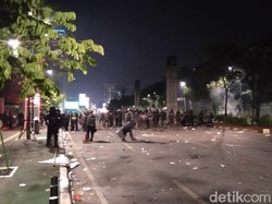 Tembakkan Gas Air Mata, Polisi Pukul Mundur Massa di Patal Senayan