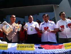 Polisi Sita 2 Kg Ganja dan 40 Ribu Pil Koplo dari 7 Pengedar di Surabaya