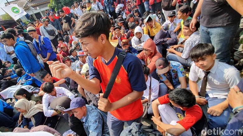Ikut Demo Mahasiswa Sukabumi, Pelajar STM: Hari Ini Libur Tawuran Ikut Demo Mahasiswa Sukabumi, Pelajar STM: Hari Ini Libur Tawuran