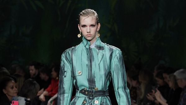 Foto: 20 Tren Busana Ala 90-an Versace untuk 2020