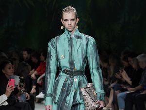 Foto: 20 Tren Busana Ala 90-an Versace untuk 2020