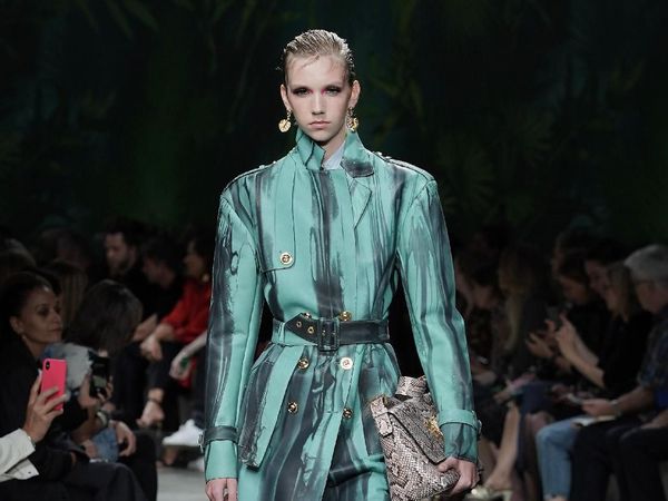 Foto: 20 Tren Busana Ala 90-an Versace untuk 2020