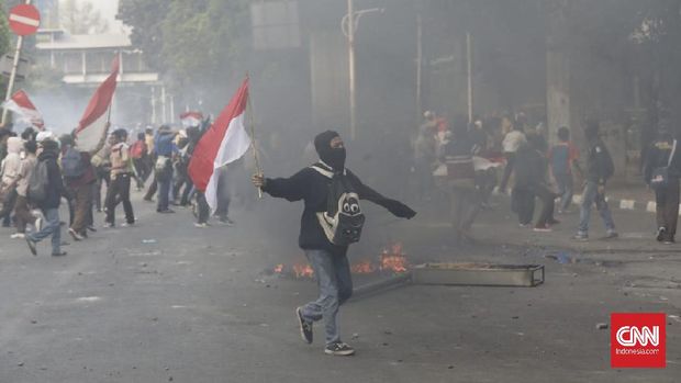 Iwan Fals Kecewa Lihat Aksi Massa yang Berujung Ricuh