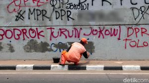 Pascademo, PPSU Bersihkan Vandalisme di Tembok Flyover Senayan