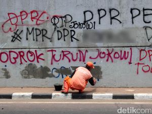 Pascademo, PPSU Bersihkan Vandalisme di Tembok Flyover Senayan Pascademo, PPSU Bersihkan Vandalisme di Tembok Flyover Senayan
