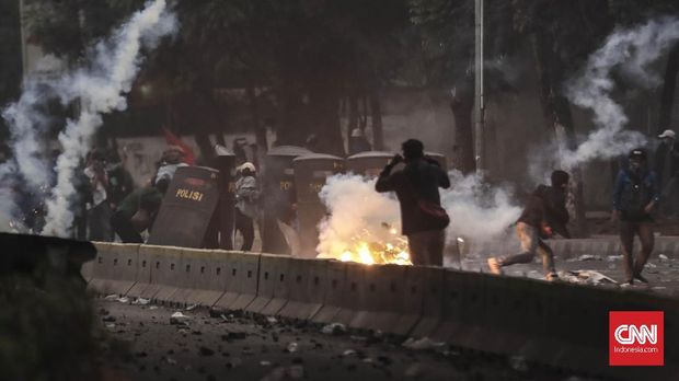 Para mahasiswa ditembaki gas air mata oleh polisi semalam.