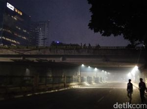 Ricuh di Simpang Slipi, Petasan Dibalas Gas Air Mata Ricuh di Simpang Slipi, Petasan Dibalas Gas Air Mata