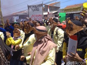 Demo Mahasiswa Kuningan: Tuntutan Kami Simpel, Bukan Tumbangkan Rezim!