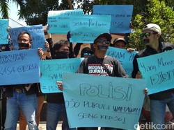 Aliansi Jurnalis Blitar Demo Mlaku Mundur Alon-alon