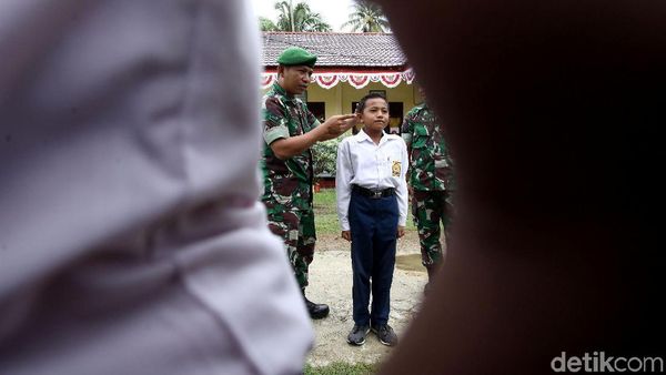 Mengintip Latihan Baris Berbaris Siswa SMP di Simeulue