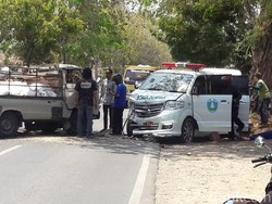 Ambulans Bawa Pasien Sakit Ringsek Usai Ditabrak Pikap di Ponorogo