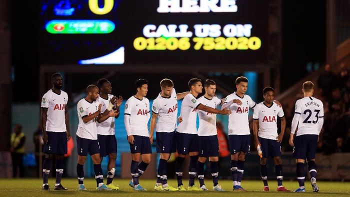 Tottenham Hotspur tersingkir di babak ketiga Piala Liga Inggris 2019/2020 usai kalah dari Colchester United lewat adu penalti. (Foto: Stephen Pond/Getty Images)