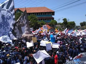 Massa Mahasiswa Geruduk DPRD Jatim