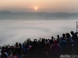 Pelarian Orang Jakarta Kala Tiket Pesawat Mahal: Gunung Luhur