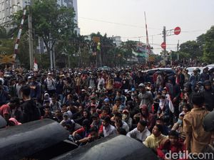 Massa Putih Abu-abu dan Pramuka Berkumpul di Belakang DPR, Polisi Menghalau