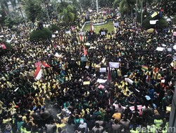 Massa Rusak Gedung DPRD Sumbar