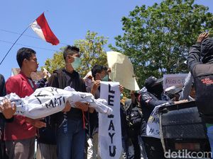 Di Pacitan Pocong Ikut Demo Tolak Produk Hukum Kontroversial