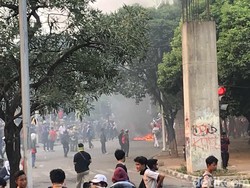 Massa Putih Abu-abu Pukuli Pagar DPR dan Bakar-bakar