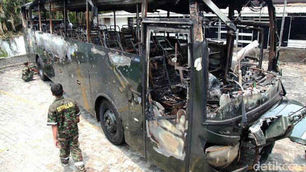 Aksi Rusuh Kemarin Massa Juga Bakar Bus TNI
