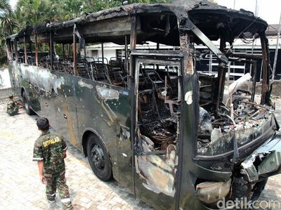 Aksi Rusuh Kemarin Massa Juga Bakar Bus TNI