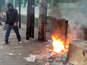 Demo Pelajar Ricuh, Muncul Api di Halte Stasiun Palmerah