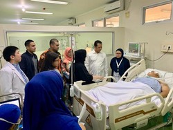 Ketua DPR Jenguk Mahasiswa-Polisi Korban Luka di RS Pelni dan RS Polri