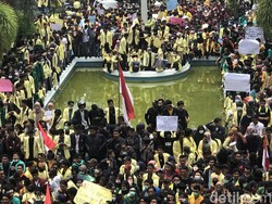 Ribuan Mahasiswa Demo di Gedung DPRD Sumbar