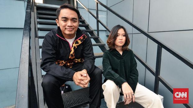 Penampilan Dipha Barus bersama Monica Karina di Music at Newsroom CNN Indonesia Rabu(25/9)