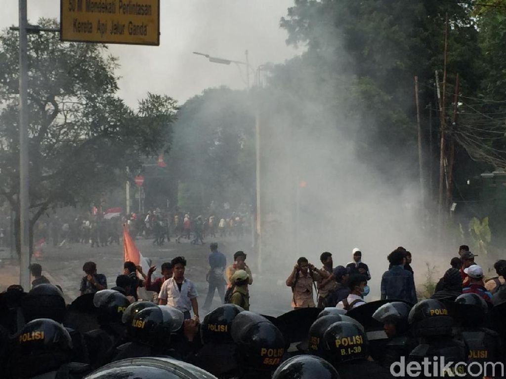 Makin Panas! Massa Putih Abu-abu Lempar Batu ke Dalam Kompleks DPR Makin Panas! Massa Putih Abu-abu Lempar Batu ke Dalam Kompleks DPR