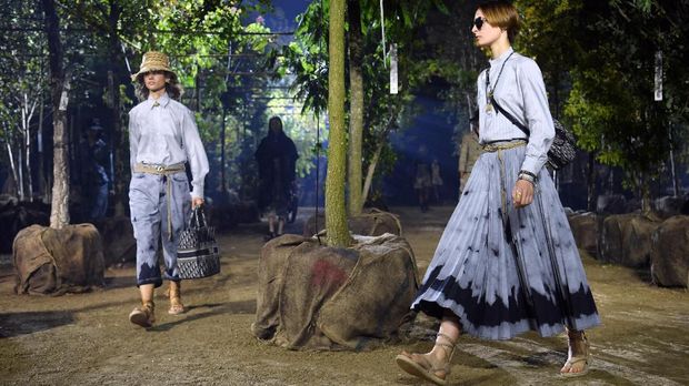 Models present creations by Maison Dior during the Women's Spring-Summer 2020 Ready-to-Wear collection fashion show at the Hippodrome de Longchamps in Paris, on September 24, 2019. (Photo by CHRISTOPHE ARCHAMBAULT / AFP)