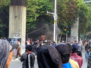 Pakai Putih Abu-abu, Massa Pelajar Bakar Traffic Cone di Belakang DPR