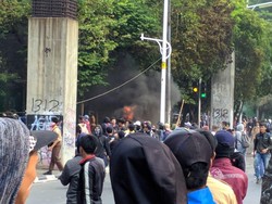 Pakai Putih Abu-abu, Massa Pelajar Bakar Traffic Cone di Belakang DPR