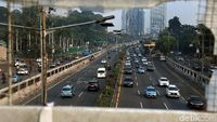 Tol Dalkot Normal Lagi, Mobil-mobil Lintasi Coretan Nakal Mahasiswa