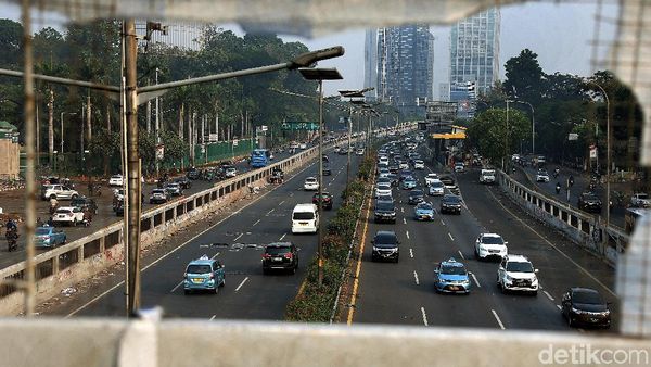Tol Dalkot Normal Lagi, Mobil-mobil Lintasi Coretan Nakal Mahasiswa