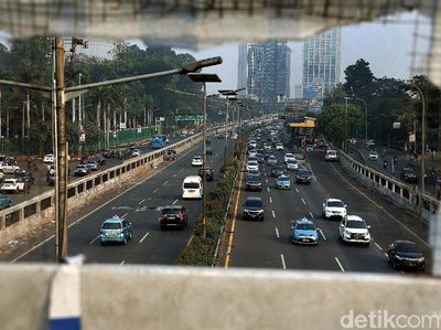 Tol Dalkot Normal Lagi, Mobil-mobil Lintasi Coretan Nakal Mahasiswa