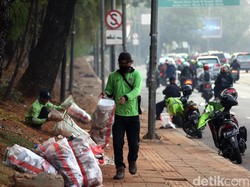 Pemprov DKI Kerahkan 300 Petugas Bersihkan Sampah Sisa Demo di DPR