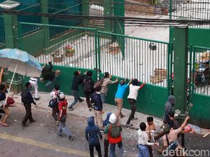 Polisi Amankan 570 Pelajar Pendemo di DPR Polisi Amankan 570 Pelajar Pendemo di DPR