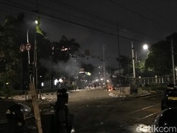 Pukul Mundur Massa, Polisi Kejar Pericuh hingga Pasar Palmerah