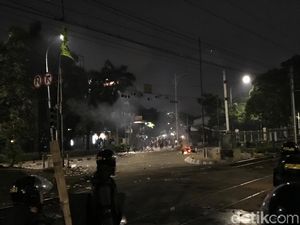 Pukul Mundur Massa, Polisi Kejar Pericuh hingga Pasar Palmerah Pukul Mundur Massa, Polisi Kejar Pericuh hingga Pasar Palmerah