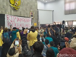 Mahasiswa Aksi #GarutMelawan Ambil Sumpah Anggota Dewan