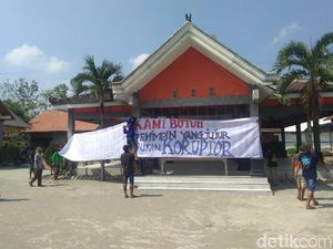 Protes Pilkades Diwarnai Kecurangan, Warga Lamongan Segel Balai Desa Protes Pilkades Diwarnai Kecurangan, Warga Lamongan Segel Balai Desa