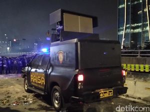 Polisi Tenangkan Massa Rusuh di Slipi: Hentikan, Kami Bukan Musuh Anda Polisi Tenangkan Massa Rusuh di Slipi: Hentikan, Kami Bukan Musuh Anda