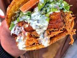 Unik Banget! 5 Burger Ini Pakai Donat hingga Isi Blueberry