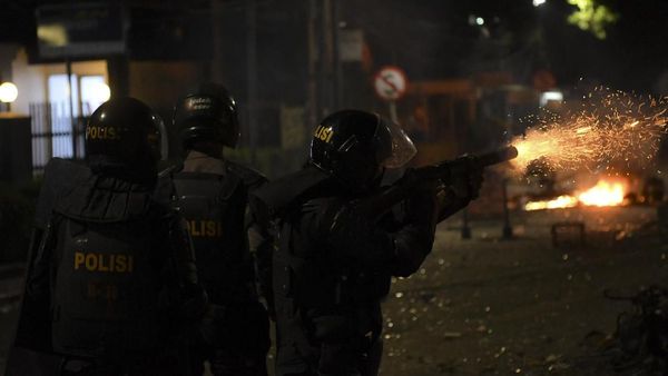 Bubarkan Massa, Polisi Tembakkan Gas Air Mata