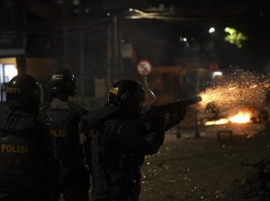 Bubarkan Massa, Polisi Tembakkan Gas Air Mata